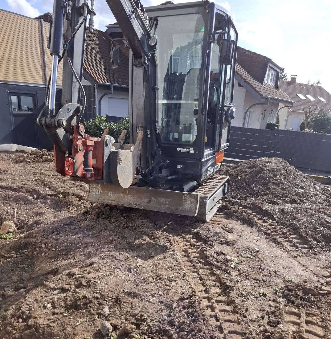 Minibagger bei Erdarbeiten auf einer Baustelle