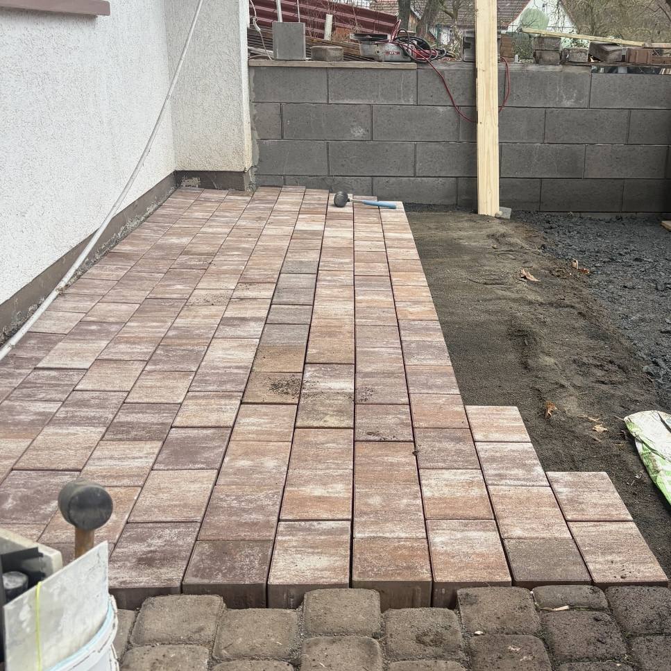 Frisch verlegte Pflasterterrasse, ein reales Projekt von Aaron Dorn Gartenservice