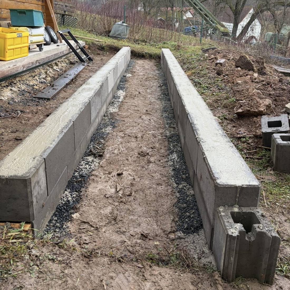 Neu gebaute Stützmauer aus Betonstein